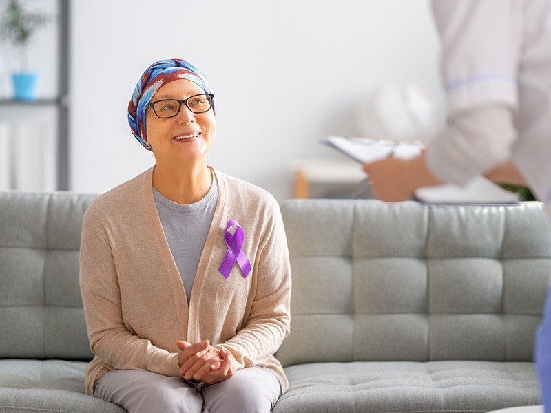 Oudere vrouw met oncologische klachten in gesprek met fysiotherapeut - Fysiopark